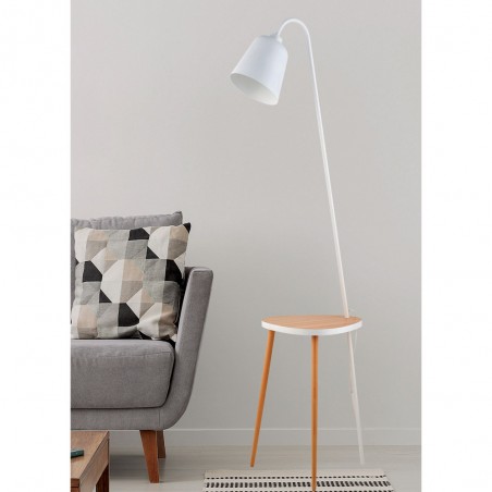 Orangefarbene Stehlampe mit kleinem Tisch