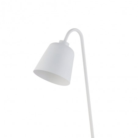Orangefarbene Stehlampe mit kleinem Tisch