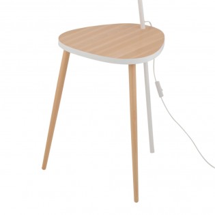 Orangefarbene Stehlampe mit kleinem Tisch
