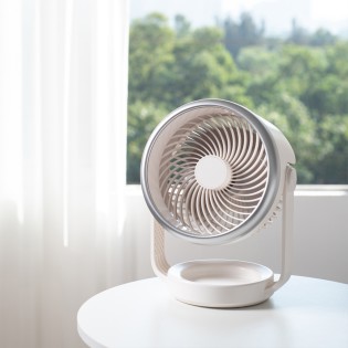 Brisita 4-speed battery-powered table fan