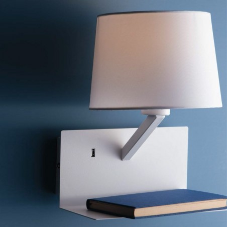 Aplique con repisa y USB Ciak
