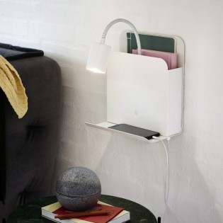 Aplique revistero con repisa y USB Roomi