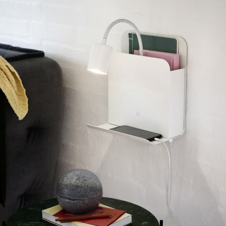 Aplique revistero con repisa y USB Roomi